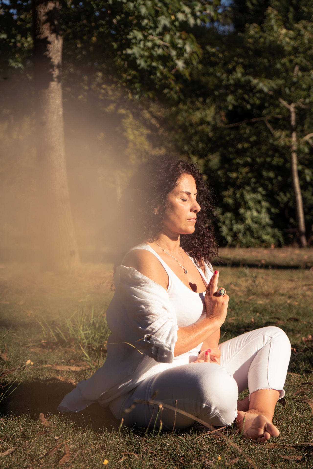 Rosa Flor Santos em meditação, banhada por luz natural